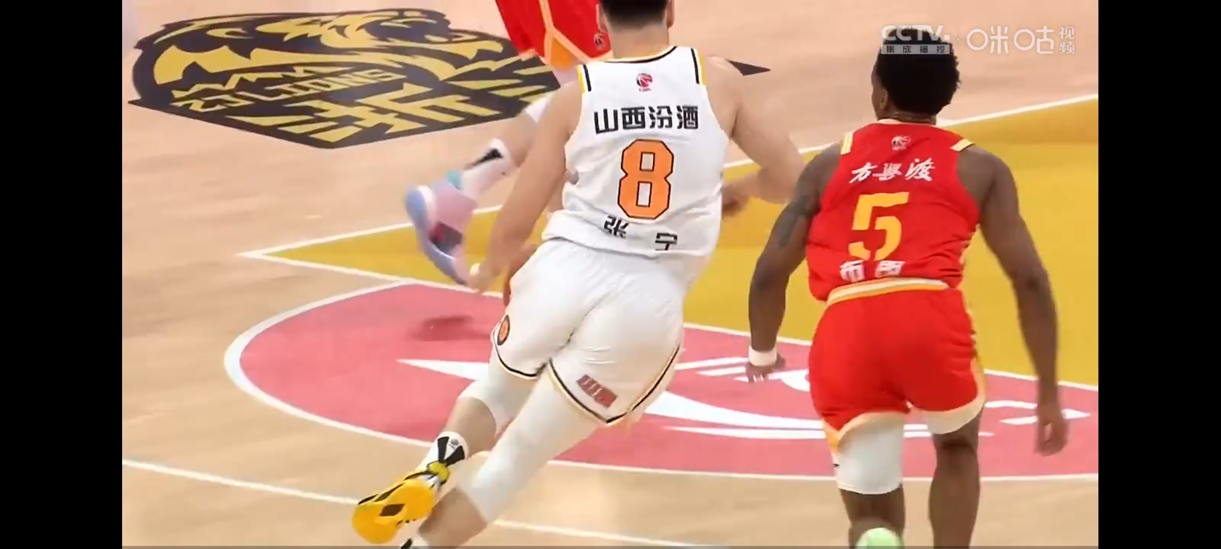 雄鹿险胜福建队，张镇麟点燃赛场