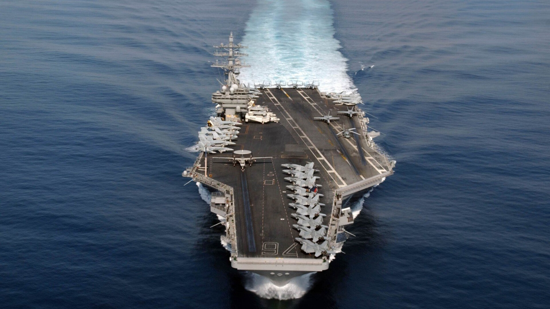 极速与坚韧，F1之夜与硬仗之王的隔空对话